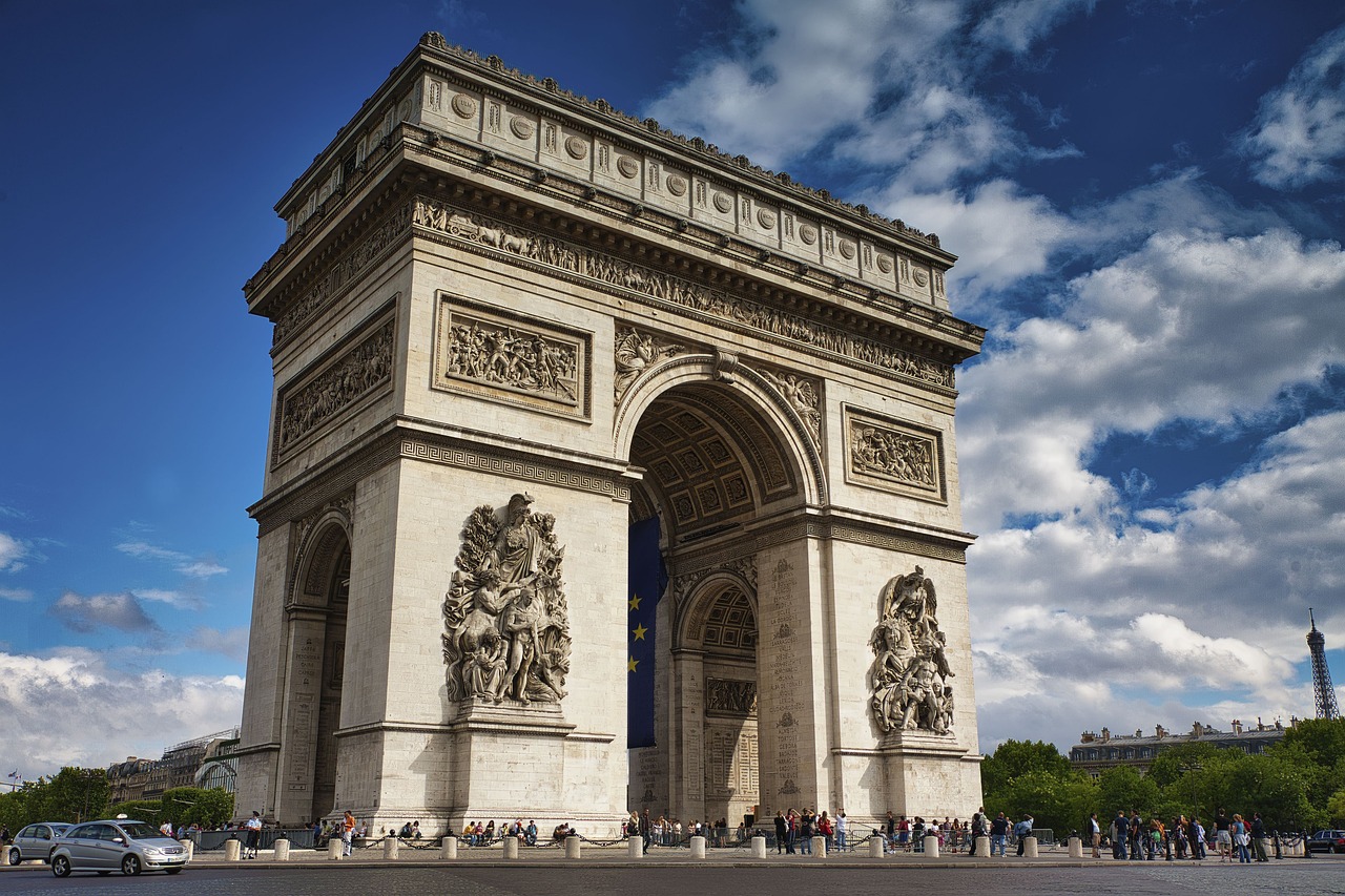 "8e arrondissement de Paris : quartier luxueux et dynamique"